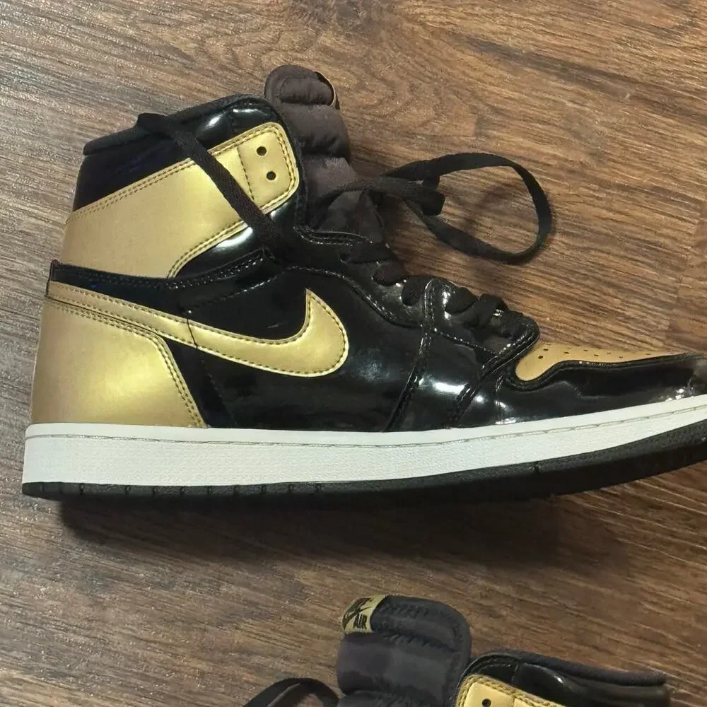 Air Jordan 1 Retro High OG Gold Toe Black White Size 11 (2017)